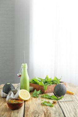 Mutfakta masada malzemelerle lezzetli smoothie Şişe