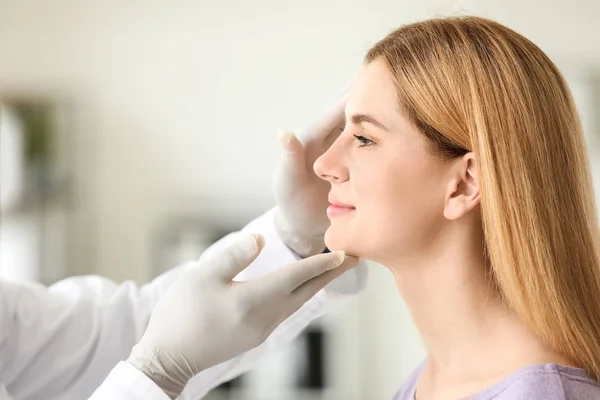 Woman meeting with plastic surgeon before operation in clinic — Stock Photo, Image