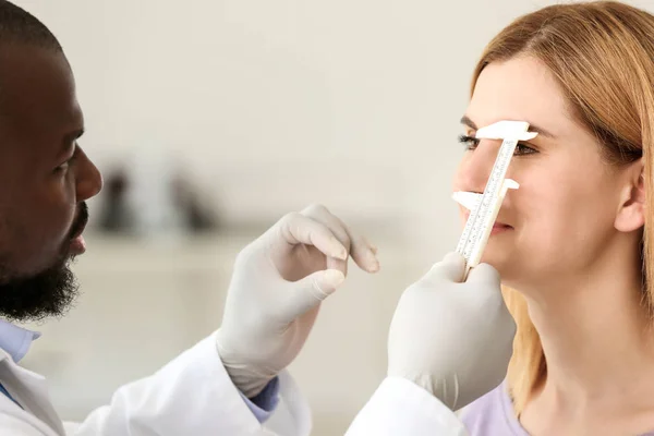 Woman meeting with plastic surgeon before operation in clinic — Stock Photo, Image