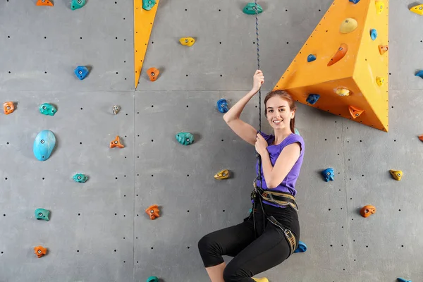 Jovem mulher no ginásio de escalada — Fotografia de Stock