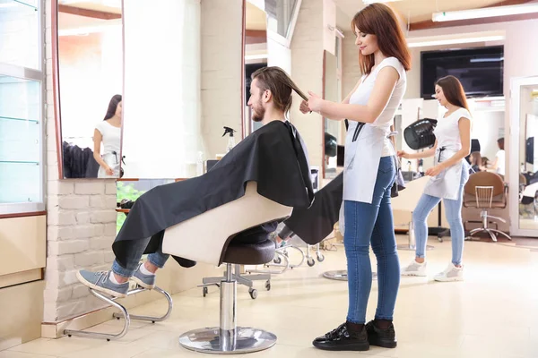 Жіночий перукар, що працює з клієнтом в салоні — стокове фото