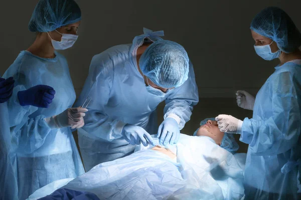 Πλαστικοί χειρουργοί που λειτουργούν με ασθενή στην κλινική — Φωτογραφία Αρχείου
