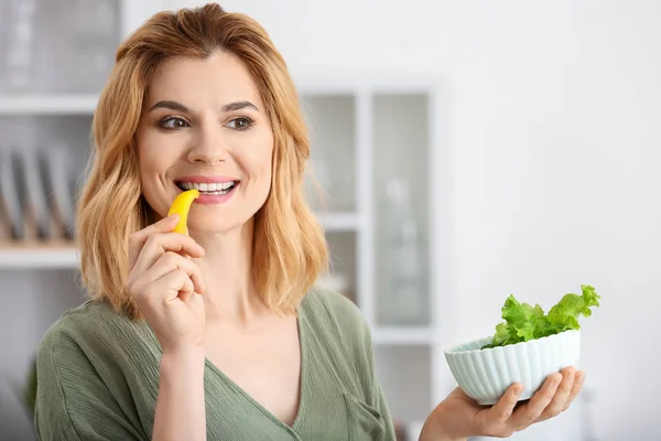 Mujer con ensalada de verduras saludables en la cocina —  Fotos de Stock