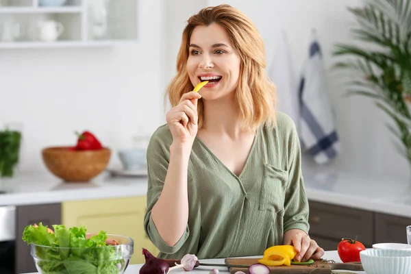 Woman making healthy vegetable salad in kitchen — Stock Photo, Image