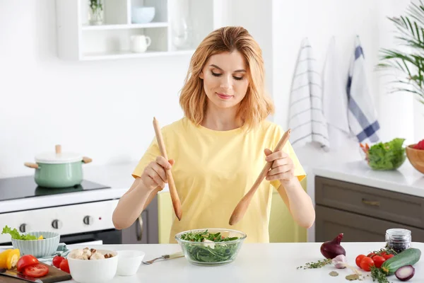 Woman making healthy vegetable salad in kitchen — Stock Photo, Image