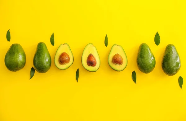 Verse rijpe avocado's op kleur achtergrond — Stockfoto