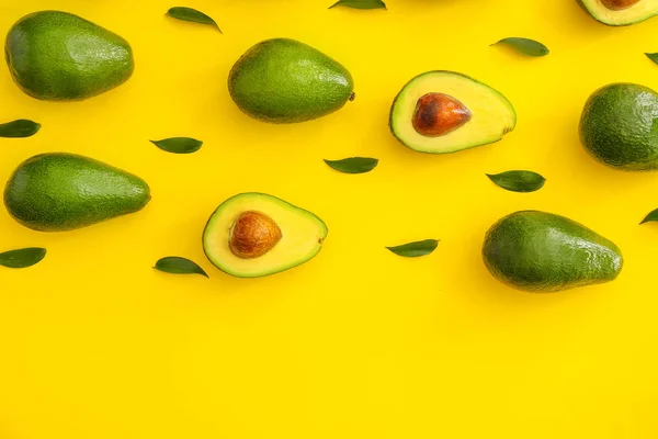 Свежие спелые авокадо на цветном фоне — стоковое фото