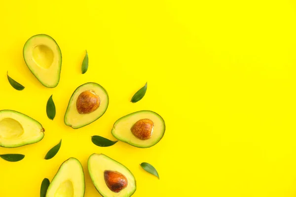 Halves of ripe avocados on color background — Stock Photo, Image