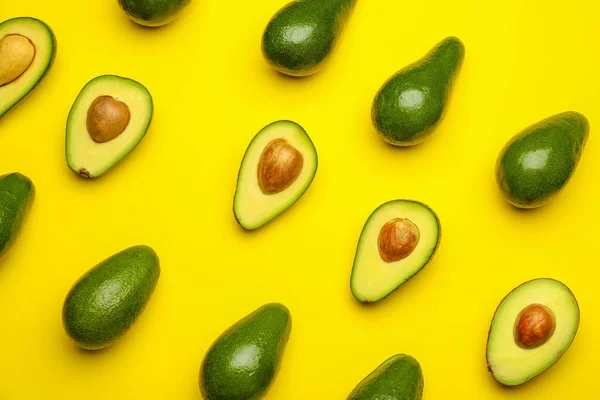 Verse avocado's op kleur achtergrond — Stockfoto