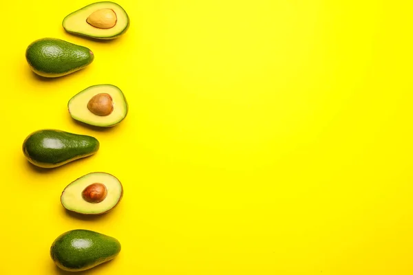 Свіжі авокадо на кольоровому фоні — стокове фото