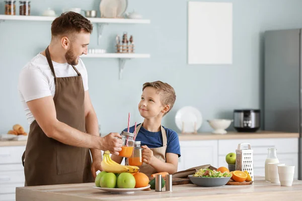 Portrait of happy father and son cooking in kitchen — Stock Photo, Image