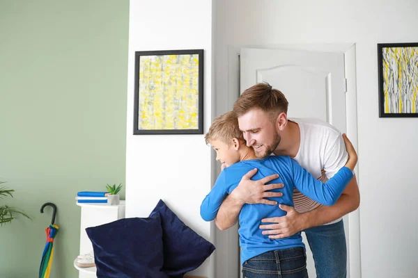 Onnellinen poika tapaa isänsä kotona. — kuvapankkivalokuva