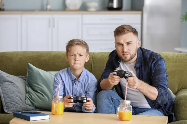 Retrato de padre e hijo jugando videojuegos en casa —  Fotos de Stock