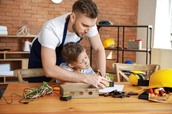 Father teaching his little son to handle with tools at home — Stock Photo, Image