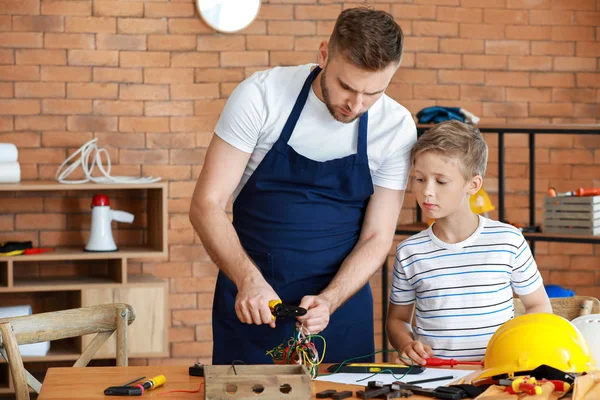 Father teaching his little son to handle with tools at home — Stock Photo, Image