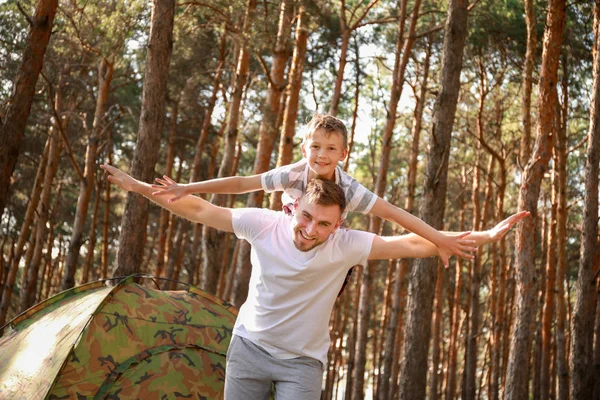 Ritratto di padre e figlio felice nella foresta — Foto Stock