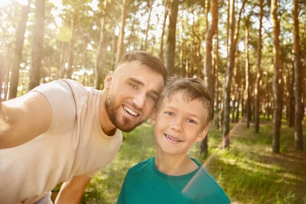 Father and his little son taking selfie in forest — Stock Photo, Image