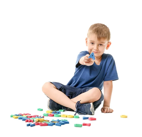 Söt liten pojke med bokstäver på vit bakgrund — Stockfoto