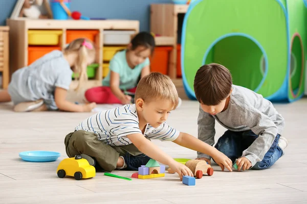 Niedliche kleine Kinder spielen im Kindergarten — Stockfoto