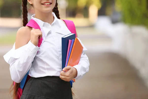 Petite écolière mignonne après les cours en plein air — Photo