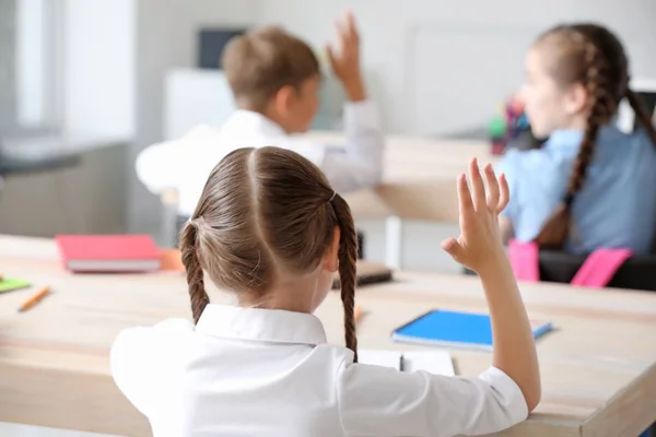 Leuke kleine leerlingen tijdens de les in de klas — Stockfoto