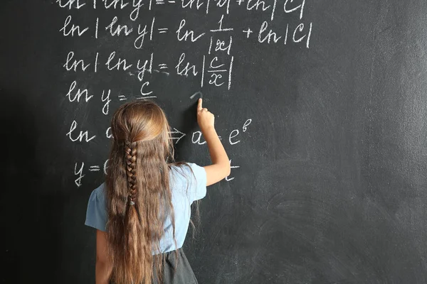 Gadis sekolah kecil dekat papan tulis di kelas — Stok Foto