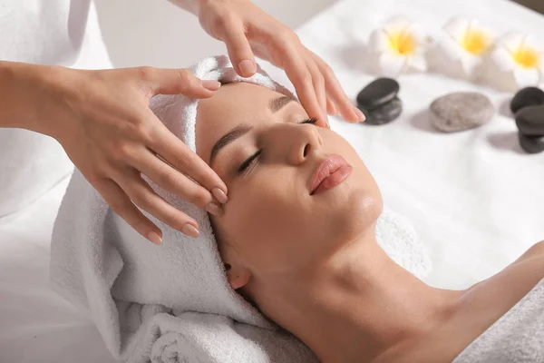 Jovem mulher fazendo massagem facial no salão de beleza — Fotografia de Stock