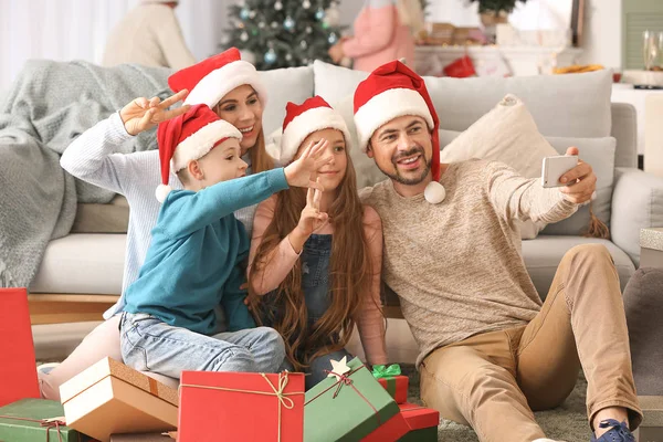 Lycklig familj med julklappar tar Selfie hemma — Stockfoto