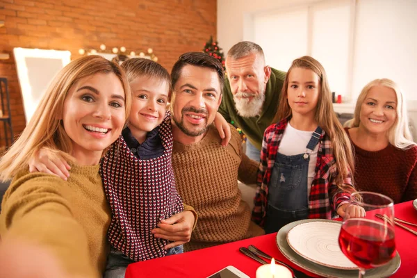 Família feliz tirando selfie durante o jantar de Natal em casa — Fotografia de Stock