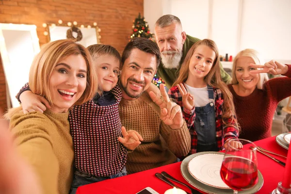 Lycklig familj tar Selfie under julbordet hemma — Stockfoto
