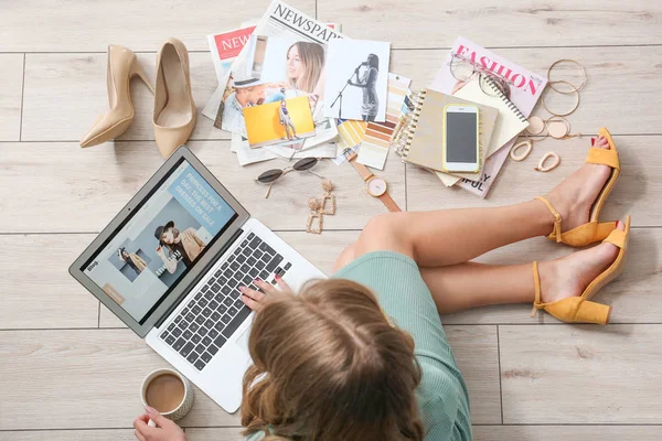 Blogger de belleza femenina con portátil sentado en el suelo de madera, vista superior —  Fotos de Stock