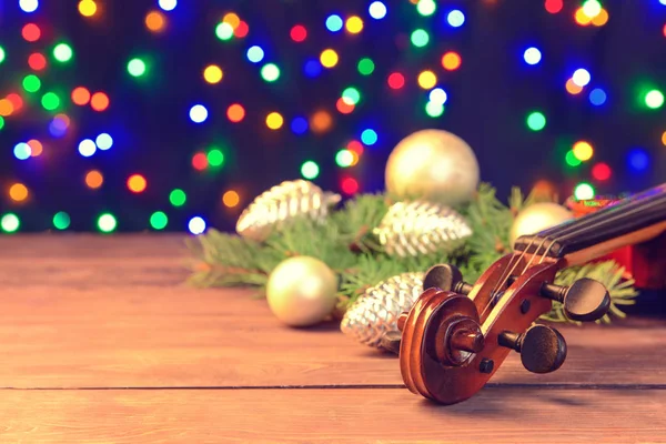 Decoración para violín y Navidad sobre mesa de madera —  Fotos de Stock