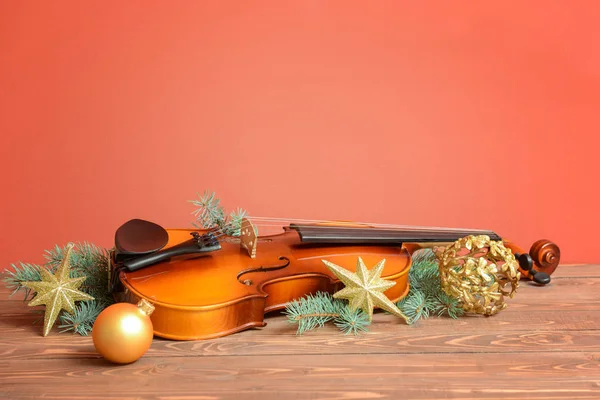 Decoración para violín y Navidad sobre mesa de madera —  Fotos de Stock