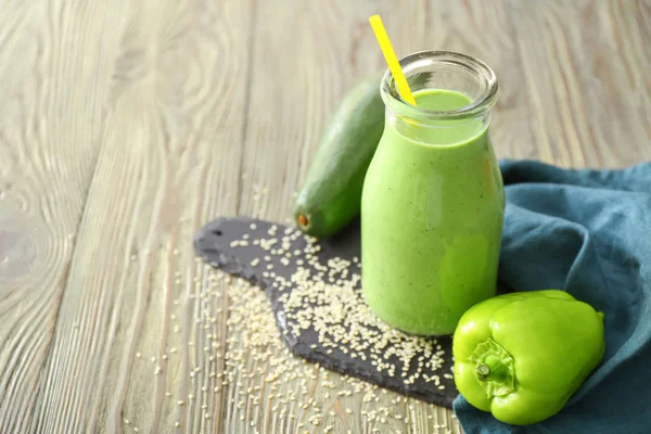 Garrafa de smoothie saudável na mesa de madeira — Fotografia de Stock