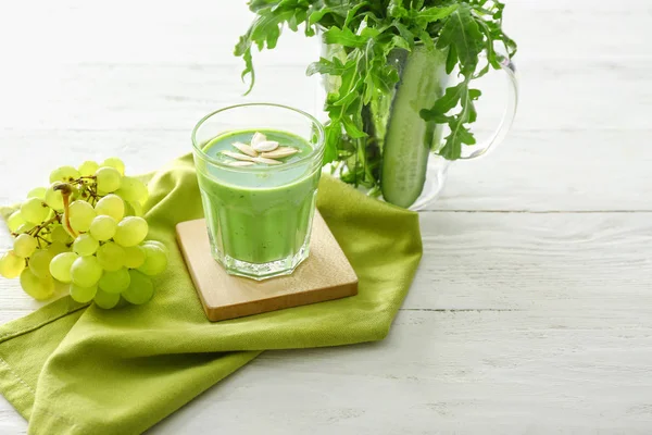 Vaso de batido saludable con ingredientes en mesa blanca —  Fotos de Stock
