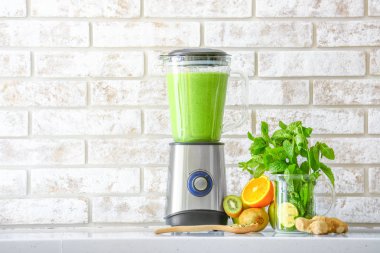 Mutfakta masada sağlıklı smoothie ve malzemeler ile Blender