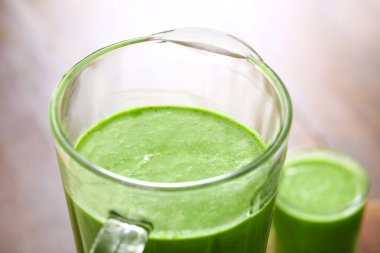 Masada sağlıklı smoothie ile Blender, closeup