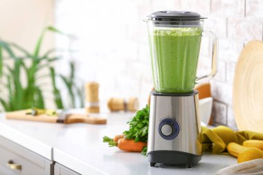 Mutfakta masada sağlıklı smoothie ve malzemeler ile Blender