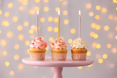 Defokus ışıkları karşı standında Lezzetli Birthday cupcakes
