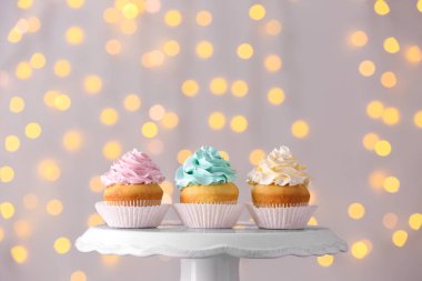 Defokus ışıkları karşı standında Lezzetli Birthday cupcakes