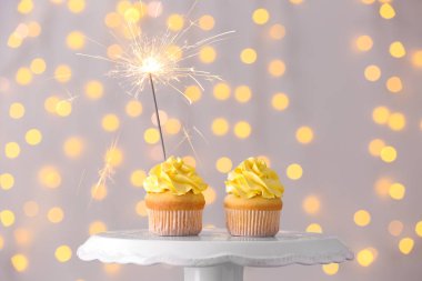 Defokus ışıkları karşı standında Lezzetli Birthday cupcakes