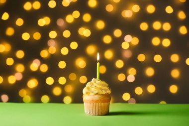 Defokus ışıkları karşı masada Lezzetli Birthday cupcake