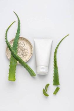 Beyaz arka planda aloe yaprakları ile doğal krem