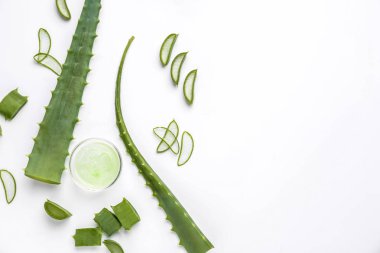 Beyaz arka plan üzerinde yeşil yaprakları ile Aloe eti
