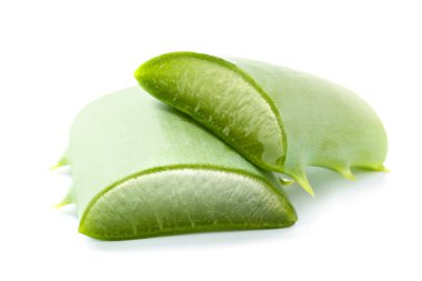 Beyaz arka planda taze aloe yaprakları parçaları