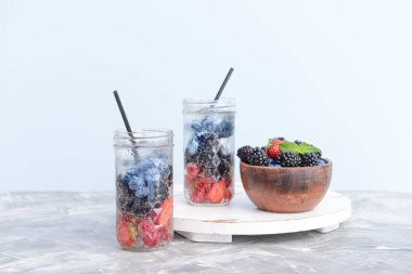 Masada çilek ile taze infüzyon su Kavanozları