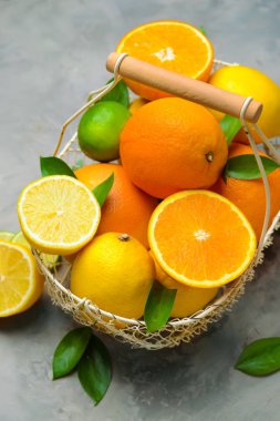 Grunge arka planda farklı narenciye ile Sepet