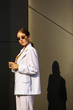 Açık havada kahve fincanı ile şık genç kadın