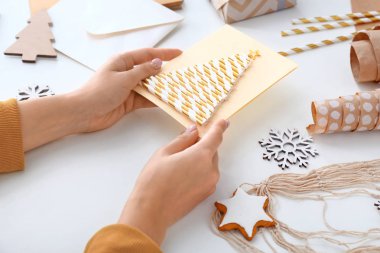 Masada yaratıcı Noel kartı olan kadın, yakın çekim