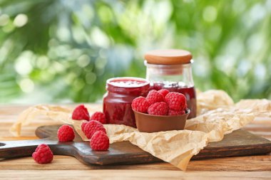 Ahşap masada lezzetli ahududu reçeli